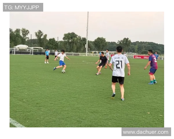 球场与球星紧握，情意相通